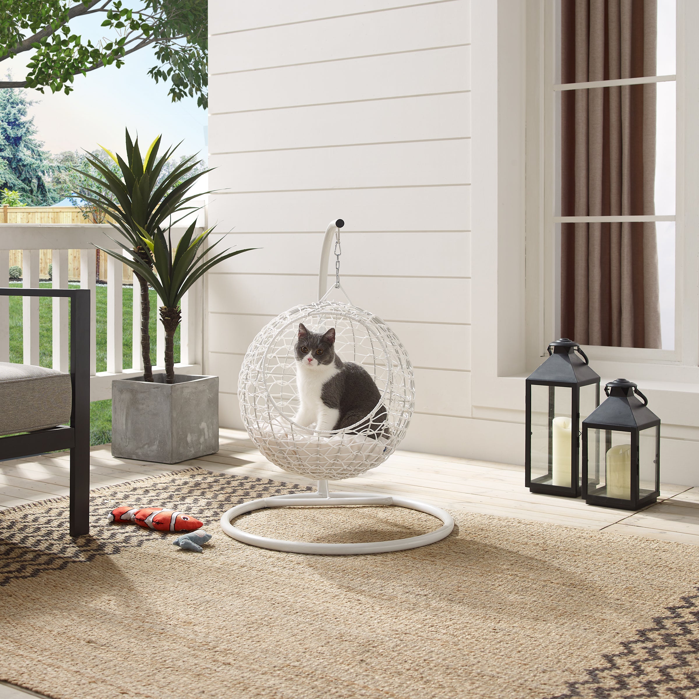 Nala Hanging Egg Cat Condo White